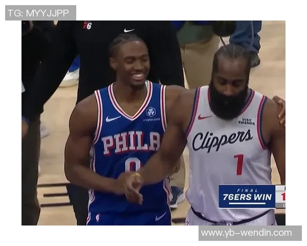 马克西热情寒暄哈登却被冷落哈登心不在焉左右游走显无奈